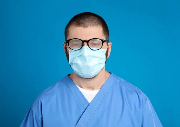 Médico Con Gafas Niebla Causada Por Uso Máscara Desechable Sobre — Foto de Stock