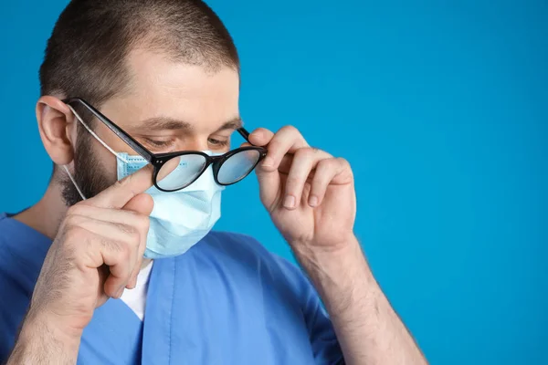 Dottore Pulire Vetri Nebbiosi Causati Indossare Maschera Monouso Sfondo Blu — Foto Stock