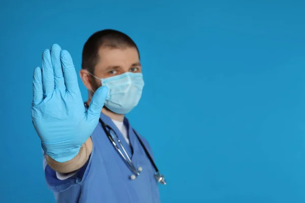 Dottore Maschera Protettiva Mostrando Gesto Arresto Sfondo Azzurro Spazio Testo — Foto Stock