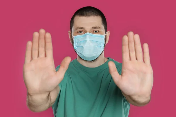 Man Skyddsmask Visar Stop Gest Rosa Bakgrund Förhindra Spridning Coronavirus — Stockfoto
