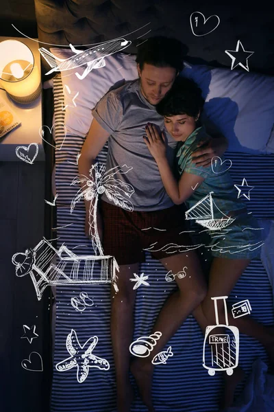 可爱的夫妇梦游而睡 与假期有关的前景图解 — 图库照片