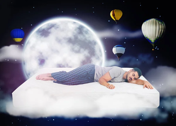 Szép Álmokat Sötét Felhős Teliholddal Hőlégballonokkal Alvó Fiatalember Körül — Stock Fotó