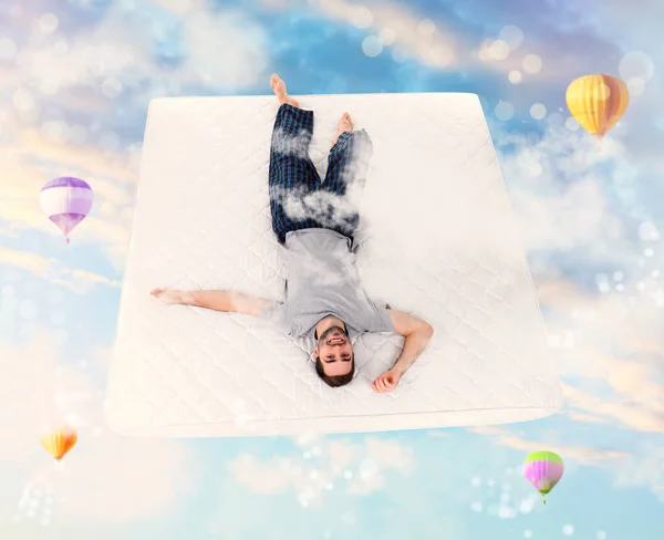 Szép Álmokat Kék Felhős Hőlégballonokkal Fiatalember Körül — Stock Fotó