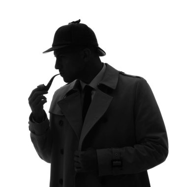 Beyaz arka planda sigara içen eski moda dedektif.