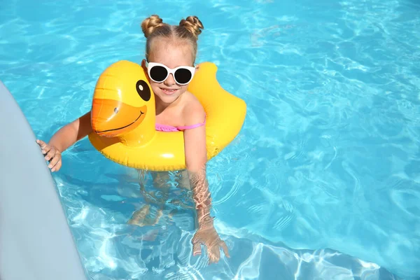 Ragazzina Felice Con Anello Gonfiabile Nella Piscina All Aperto Nella — Foto Stock