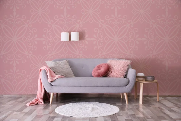 Moderne Kamer Interieur Met Sofa Buurt Van Patroon Wallpapers — Stockfoto