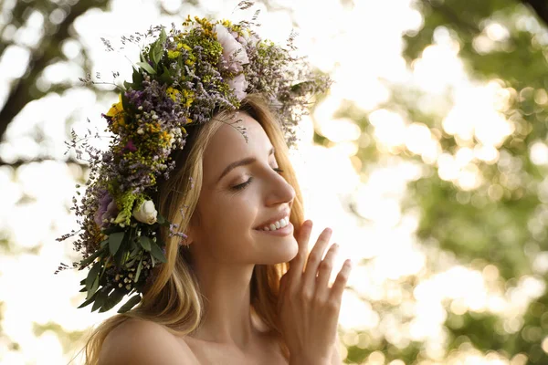 Giovane Donna Che Indossa Ghirlanda Fatta Bellissimi Fiori All Aperto — Foto Stock