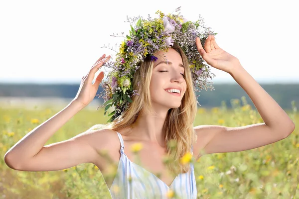 Ung Kvinna Bär Krans Gjord Vackra Blommor Fält Solig Dag — Stockfoto