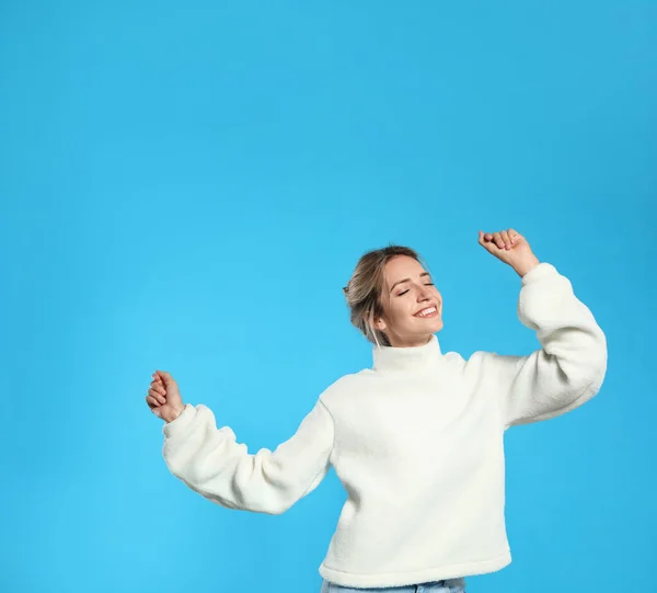 Mulher Bonita Usando Camisola Malha Fundo Azul Claro — Fotografia de Stock