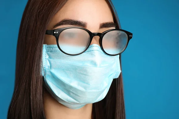Mujer Joven Con Gafas Niebla Causada Por Uso Máscara Desechable — Foto de Stock