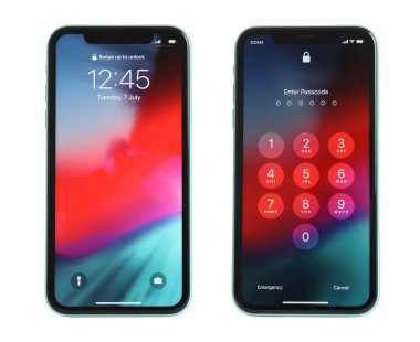 MYKOLAIV, UKRAINE - HAZİRAN 07, 2020: Kilitli ekranlı yeni modern iPhone 11 ve beyaz arkaplanda parola kodunu girmek için numpad