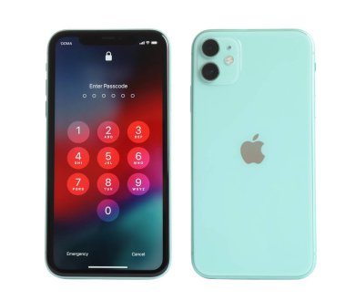 MYKOLAIV, UKRAINE - Temmuz 07, 2020: Yeni modern iPhone 11 beyaz arkaplan, arka ve ön görünüm karşısında parola kodunu ekrana girmek için numaralandırılmış