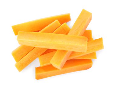 Taze olgun havuç parçaları beyaza izole edilmiş, üst manzara