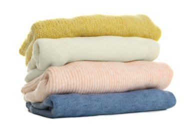 Beyaz üzerine izole edilmiş farklı sıcak süveter yığını