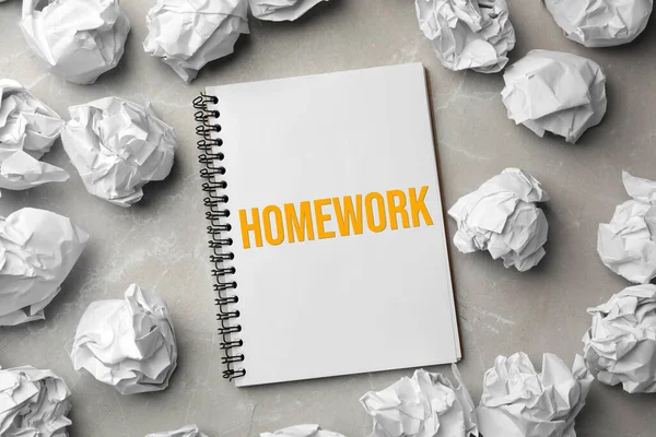 Cuaderno Con Inscripción Homework Bolas Papel Arrugado Sobre Mesa Mármol — Foto de Stock