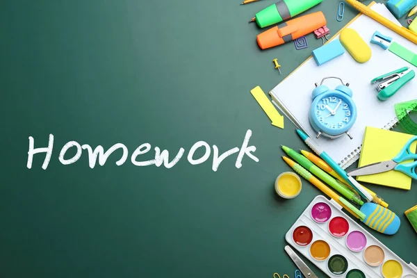 Composición Laica Plana Con Útiles Escolares Inscripción Homework Pizarra — Foto de Stock