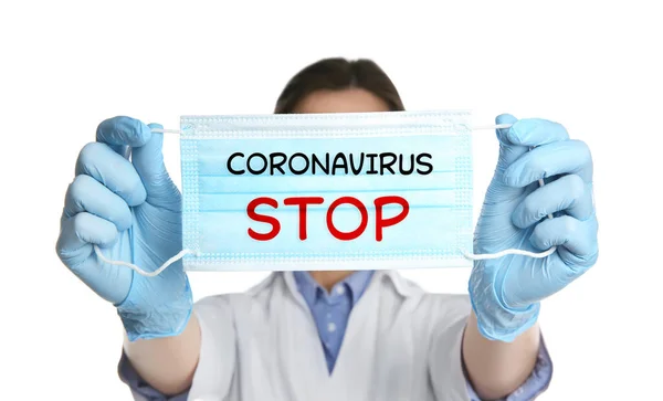 Γιατρός Κρατώντας Ιατρική Μάσκα Κείμενο Coronavirus Σταματήστε Λευκό Φόντο Μέτρα — Φωτογραφία Αρχείου