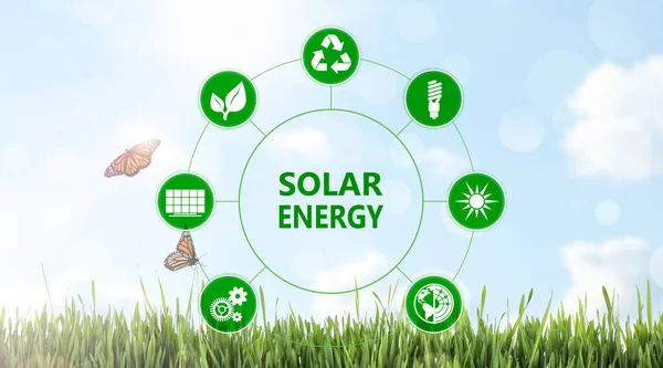 太陽エネルギーの概念 背景に緑の芝生の上にアイコンと空を持つスキーム — ストック写真