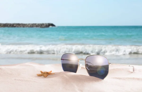 Rozgwiazdy Stylowe Okulary Przeciwsłoneczne Piaszczystej Plaży Pobliżu Morza — Zdjęcie stockowe