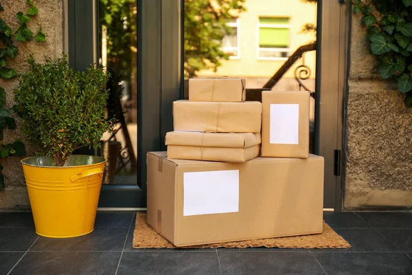 Levererade Paket Dörrmatta Nära Entré — Stockfoto