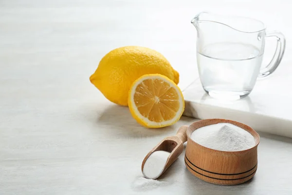Composition Avec Bicarbonate Soude Citrons Coupés Sur Table Bois Blanc — Photo