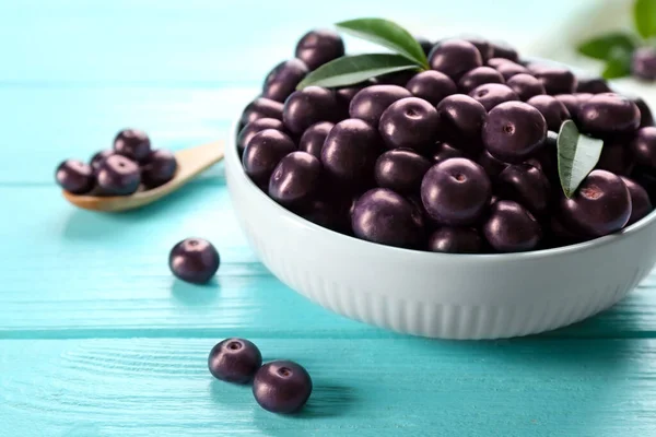 Baies Acai Savoureuses Dans Bol Sur Une Table Bois Bleu — Photo