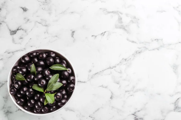 Baies Açai Fraîches Dans Bol Sur Une Table Marbre Blanc — Photo