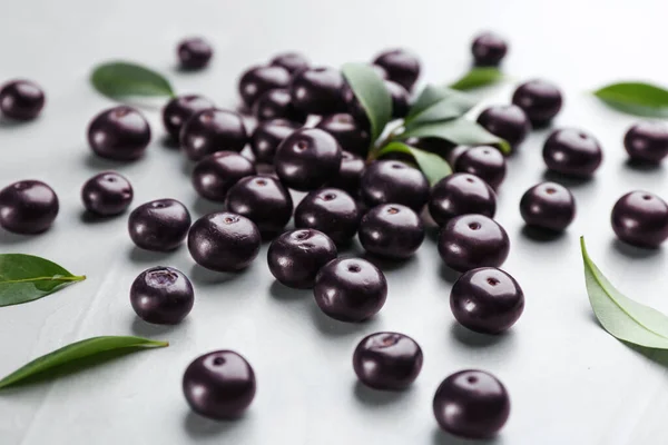 Baies Acai Fraîches Feuilles Vertes Sur Table Gris Clair Gros — Photo