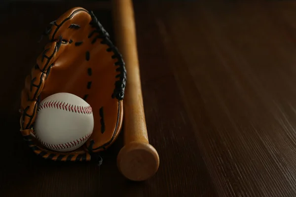 Kožený Baseballový Míček Pálka Rukavice Dřevěném Stole Prostor Pro Text — Stock fotografie