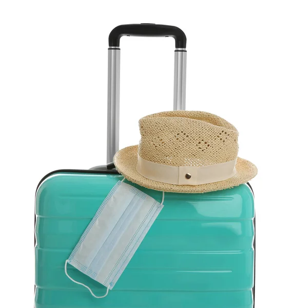 Stilvoller Türkisfarbener Koffer Hut Und Schutzmaske Auf Weißem Hintergrund Reisen — Stockfoto