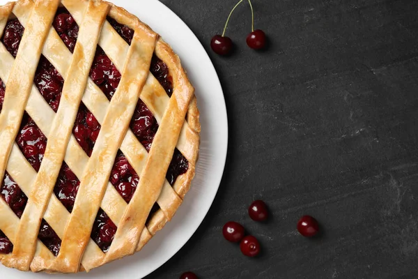 Delicioso Pastel Fresco Cerezas Mesa Pizarra Negra Puesta Plana Espacio — Foto de Stock