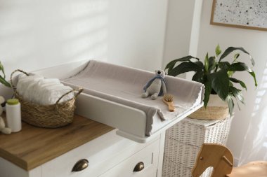 Çekmeceler. Bebek odasında pedi ve tepsisi var. Bebek odası iç tasarımı