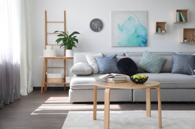 Rahat kanepesi ve ahşap masası olan zarif bir oturma odası. İç tasarım