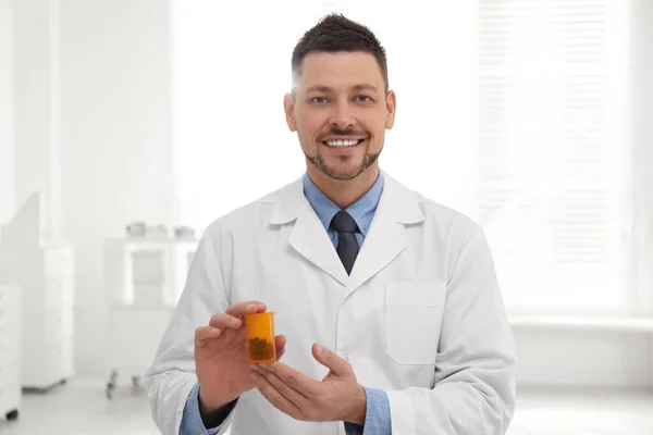 Porträt Eines Professionellen Apothekers Mit Pillen Der Drogerie — Stockfoto