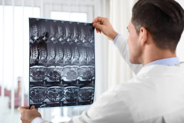 Ортопед Осматривает Рентгеновский Снимок Окна Офисе — стоковое фото