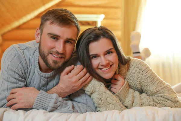Jeune Couple Portant Des Pulls Chauds Sur Lit Maison — Photo