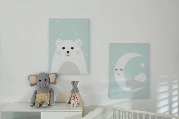 别致的婴儿房内部 墙上挂着可爱的照片 — 图库照片