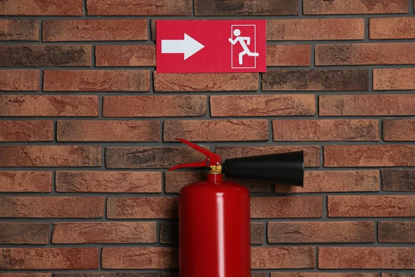 Extintor Incêndio Sinal Saída Emergência Parede Tijolos Dentro Casa — Fotografia de Stock