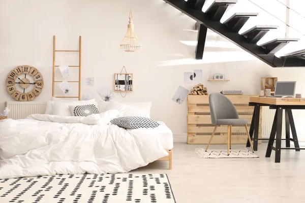 Elegante Einrichtung Des Schlafzimmers Mit Arbeitsplatz Unter Der Treppe — Stockfoto