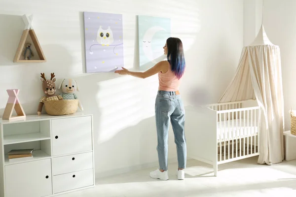 Decorator Opknoping Foto Aan Muur Binneninrichting Kinderkamer — Stockfoto