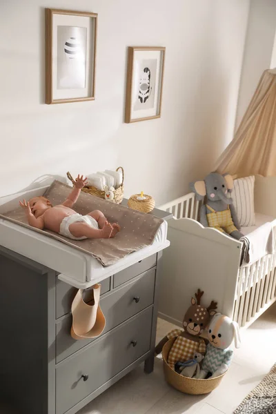 Bebé Bonito Mudar Mesa Quarto — Fotografia de Stock