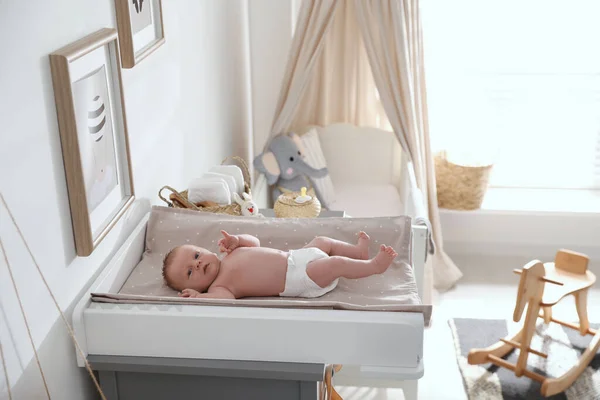 Schattige Kleine Baby Een Commode Kamer — Stockfoto