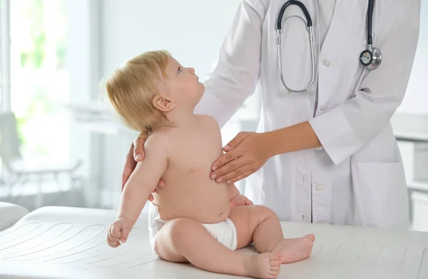 Kinderarts Onderzoekt Baby Het Ziekenhuis Gezondheidszorg — Stockfoto