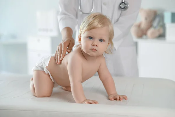 Kinderarts Onderzoekt Baby Het Ziekenhuis Gezondheidszorg — Stockfoto