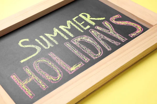 Chalkboard Com Frase Summer Holidays Fundo Amarelo Close Escola Acabou — Fotografia de Stock