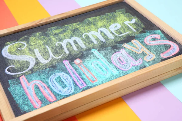 Krijtbord Met Zin Summer Holidays Kleur Achtergrond Close School Uit — Stockfoto