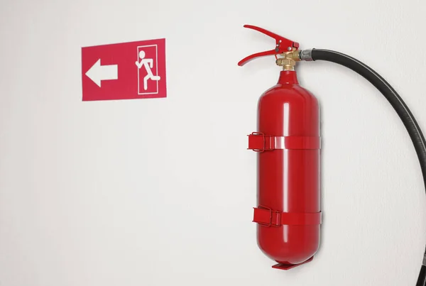 Extintor Incendios Señal Salida Emergencia Pared Blanca — Foto de Stock