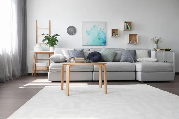 精致的客厅 舒适的沙发和木制桌子 室内设计 — 图库照片