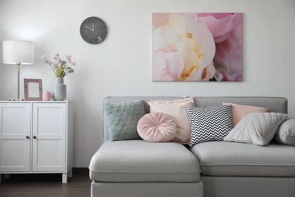 精致的客厅 舒适的沙发 室内设计 — 图库照片