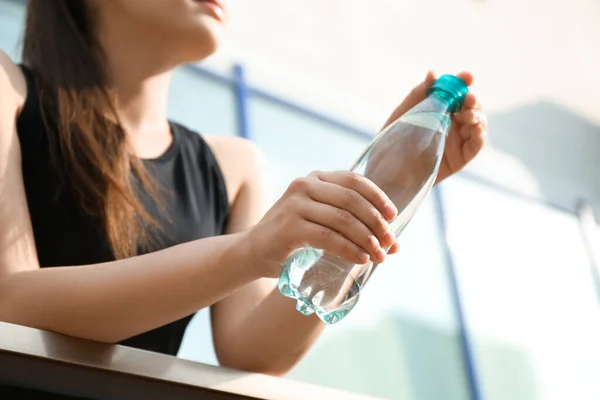 純粋な水のボトルを持つ若い女性は 屋外で クローズアップ — ストック写真